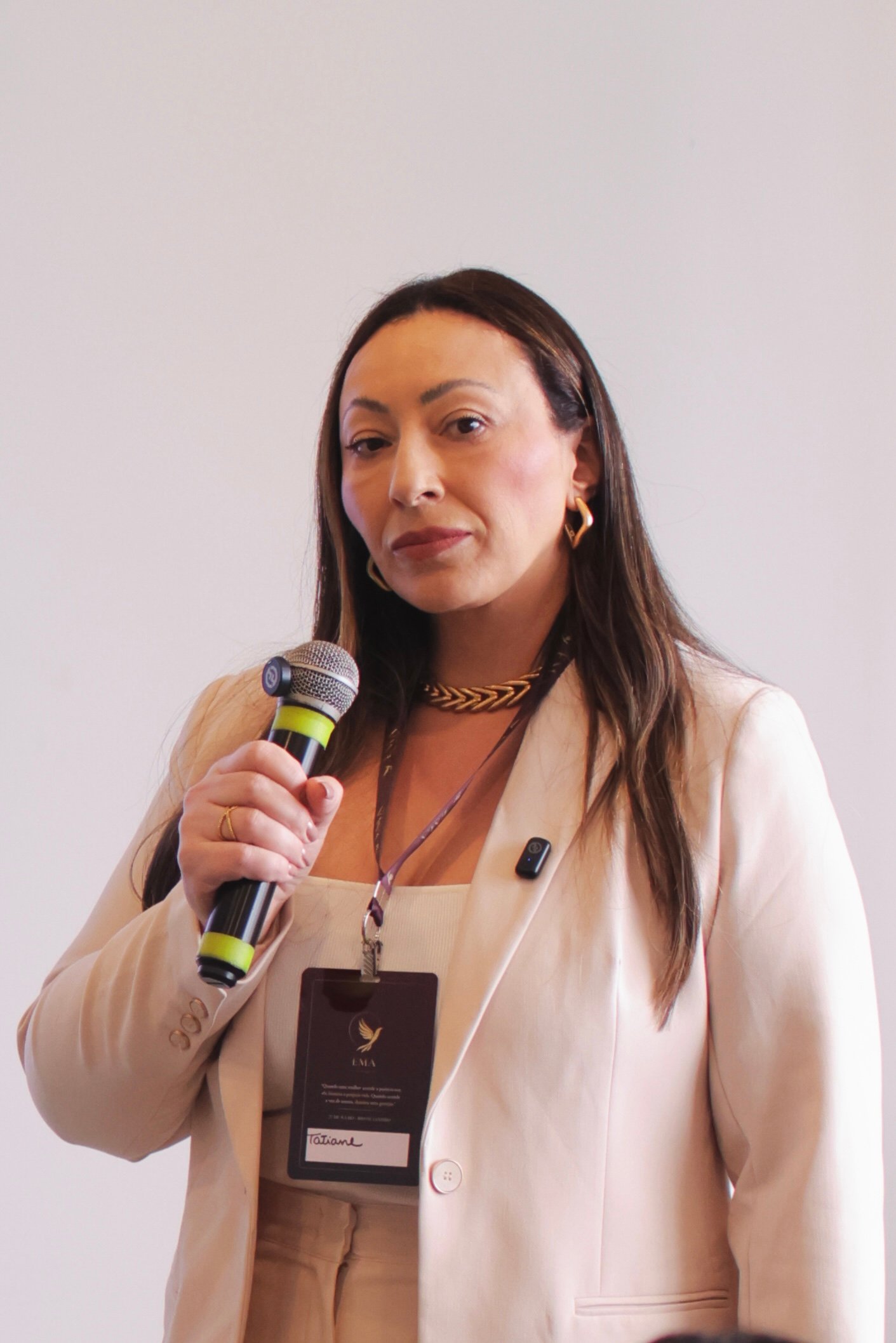 Tatiane Hernandes em palestra sobre mulheres, empreendedorismo e liderança